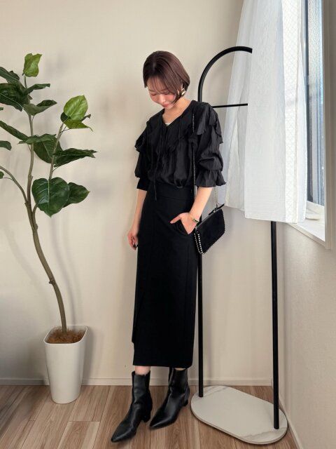 フリルトップス合わせで甘辛コーデ