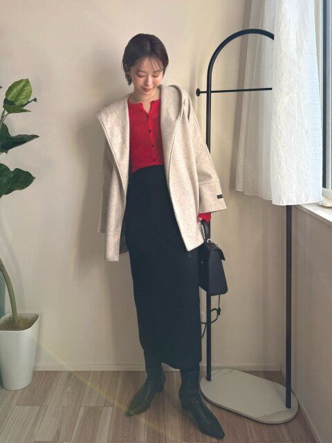 シアートップス合わせでモード感のあるコーデ ショート丈アウターを羽織る