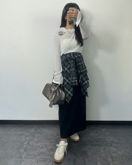 しまむらのホワイトの「シアープルオーバー」×細畝ナロースカート