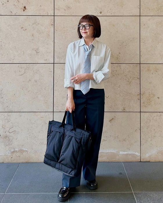 UNIQLO and JW ANDERSONのオフホワイトの「オックスフォードシャツ」×テックチノストレートパンツ