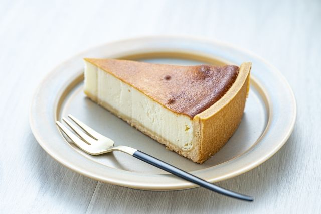 お皿に乗ったチーズケーキ