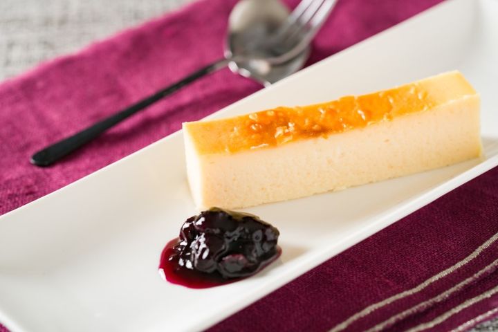 ブルーベリーソース添え ニューヨークチーズケーキ