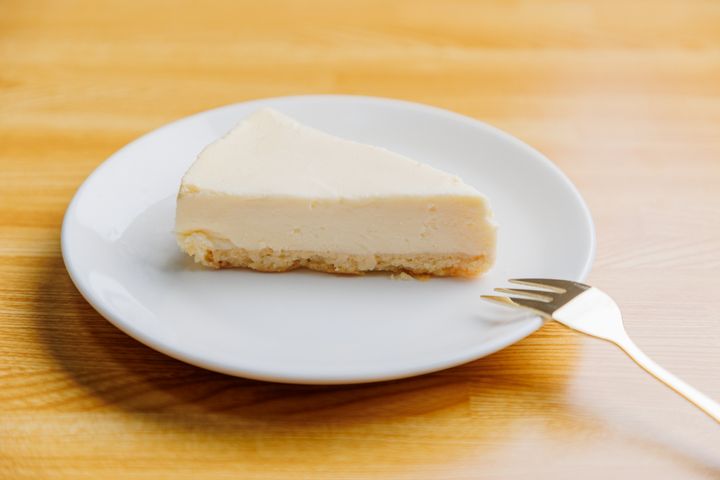 お皿に乗ったニューヨークチーズケーキ