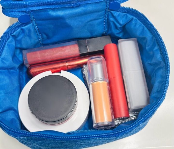 GLOW5月号付録のスヌーピーのポーチにコスメを収納