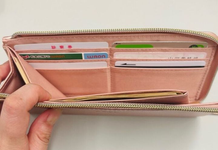 開運カラーの長財布には6枚のカード入れが