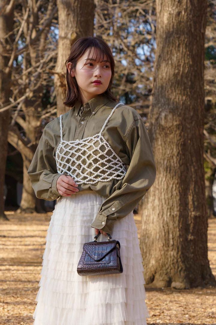 画像2: 冬の肌見せとアクセ使いがポイント