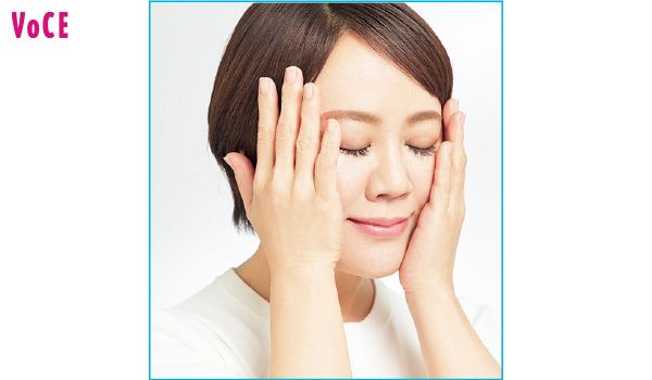 手全体にのばしてから顔から首までハンドプレスしながらなじませる