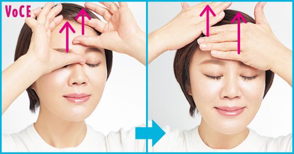 眉間に親指を当て、上へ交互にすべらせる。次に眉上から生えギワまで引き上げるように手のひらを交互にすべらせる
