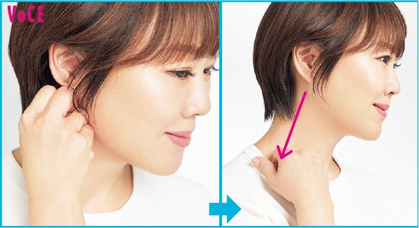 耳の後ろにこぶしを当て5回転を目安にぐりぐりほぐしたら、首筋に沿って鎖骨のくぼみまで流す