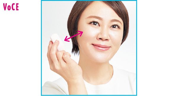 化粧水を含ませたスポンジを軽くつまんでパッティング