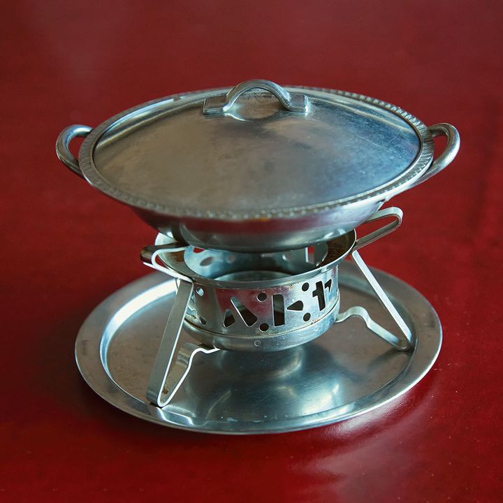 創業者発案の日本初の1人用鍋食器もいまだ現役。