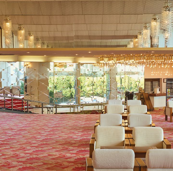 無数のシャンデリアが並ぶガラス張りのエントランス。