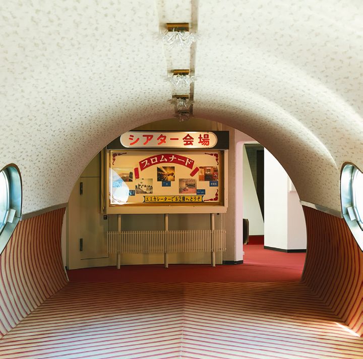 トンネルのような通路を抜けた先には、クラシカルな案内板が。