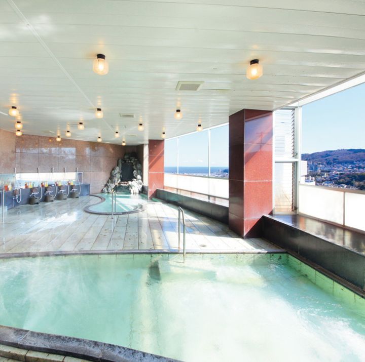 名湯・伊東温泉を自家源泉で引き込んだ、伊豆石をふんだんに使用した大浴場をはじめ、5つの天然自噴温泉を用意。