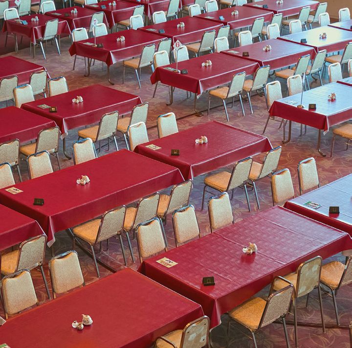 食事処のシアター会場。ディナーショーが開かれることも。