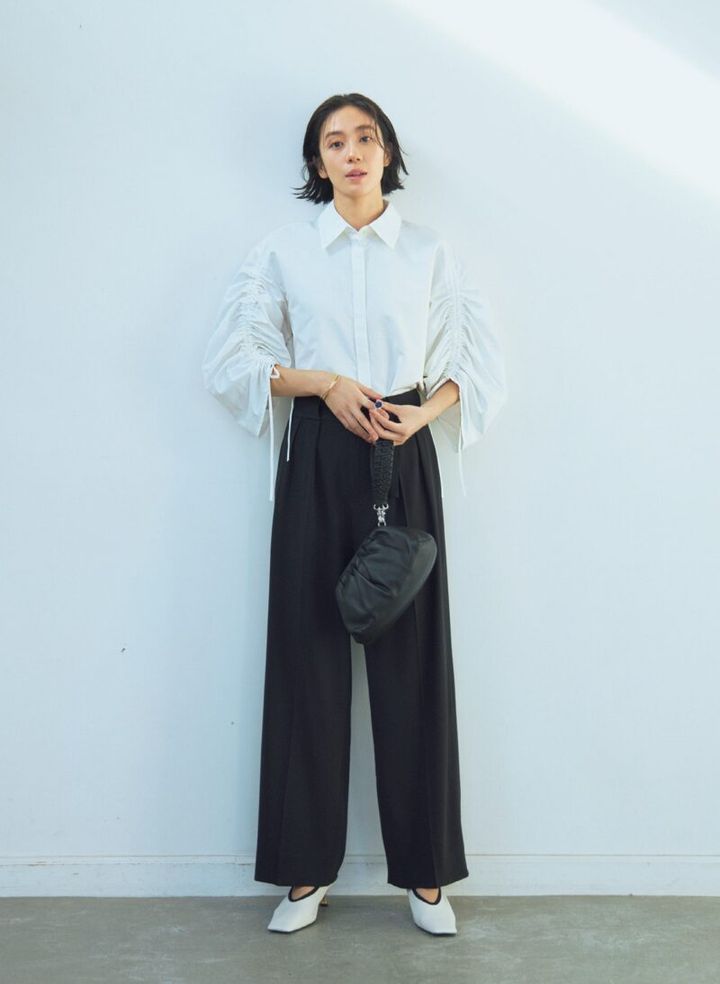 バルーン袖ブラウスとパンツのコーデ