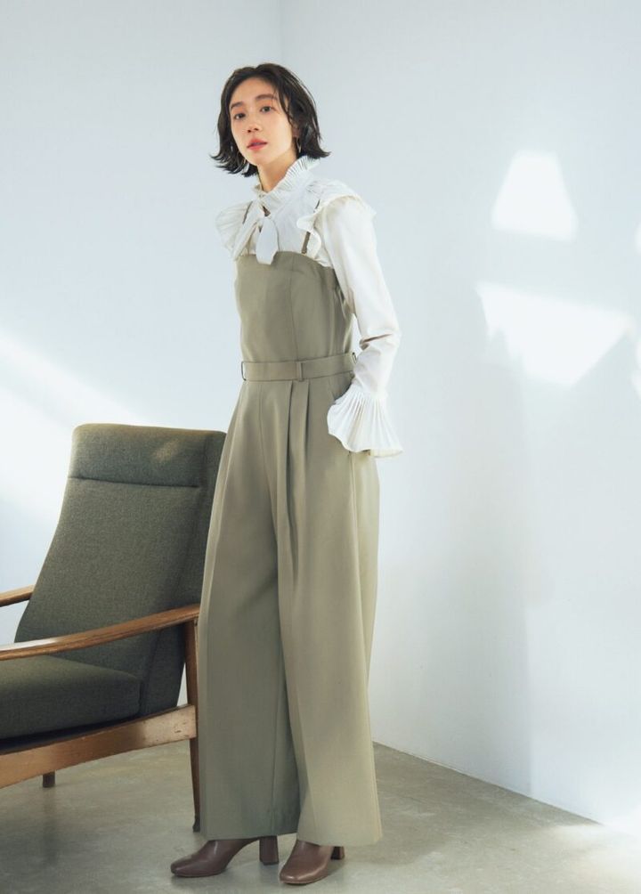 フリルシャツ×パンツのコーデ