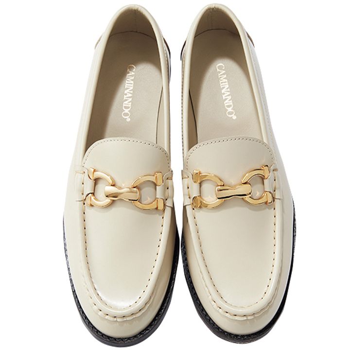 カミナンドの白ローファー