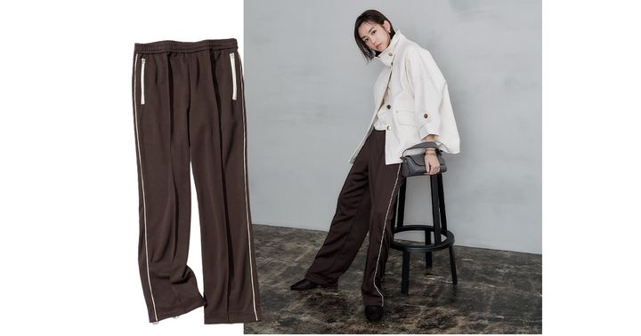 ジェーン スミスのブラウンのトラックパンツに白のアウターを合わせたキレイめコーデ