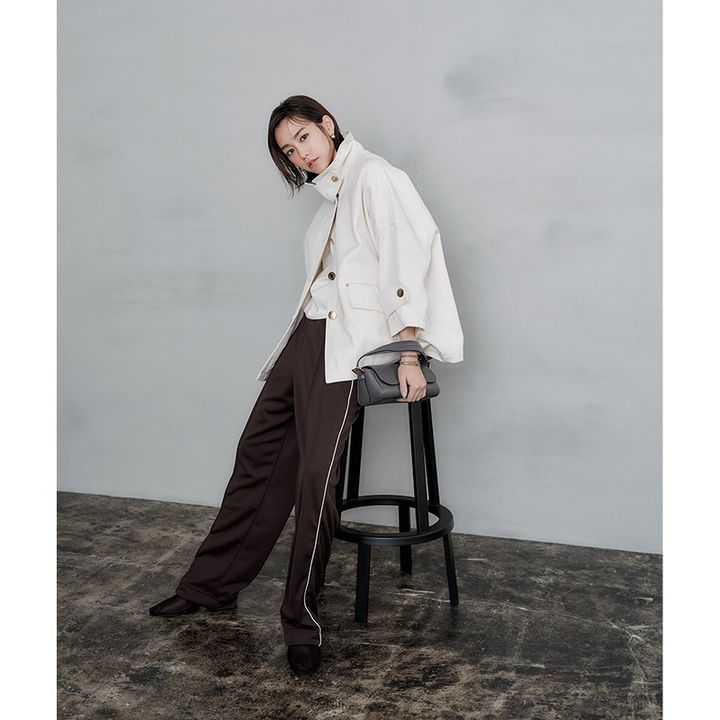 ジェーン スミスのブラウンのトラックパンツにマッキントッシュの白デニムアウターを合わせたキレイめコーデ