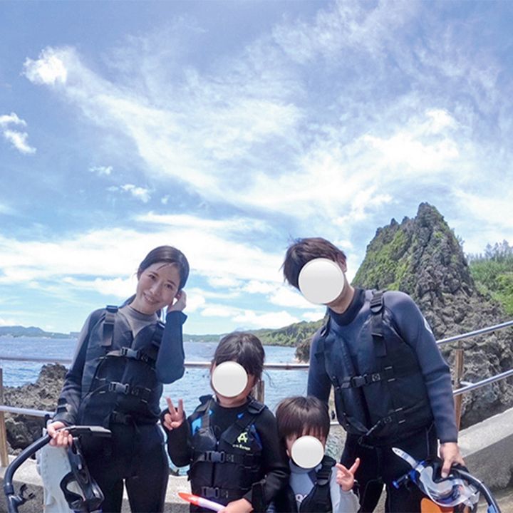 沖縄でシュノーケリングを体験した家族写真