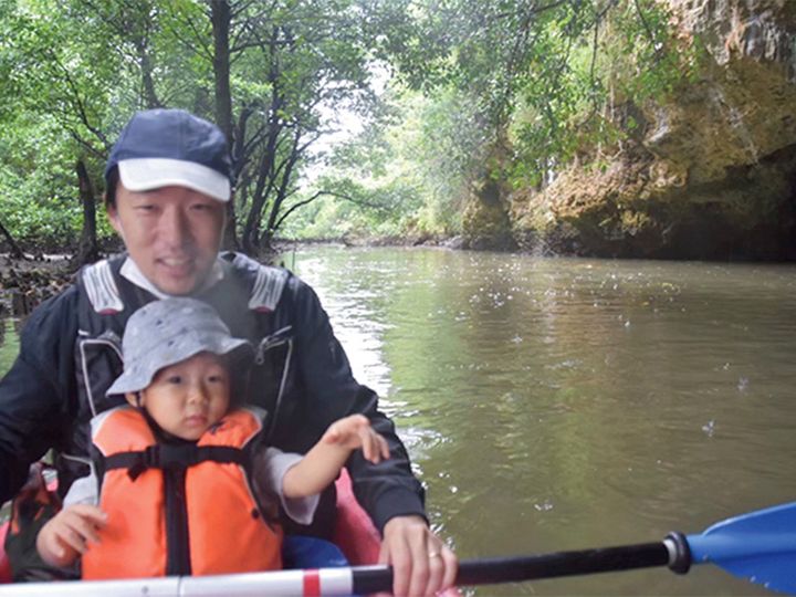 石垣島のマングローブでカヤックを楽しむパパと子ども