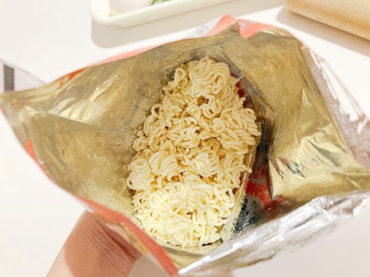 砕いた麺の様子