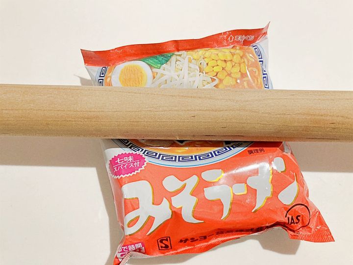 サッポロ一番みそラーメンをたたく