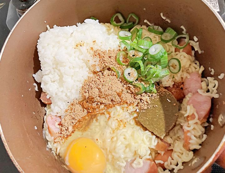 卵、カレールウ、青ねぎ、スープを入れた様子