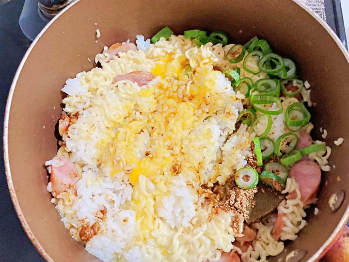 ご飯に卵を絡めるように炒めていく