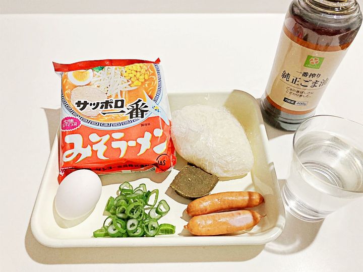 サッポロ一番みそカレーチャーハンの材料