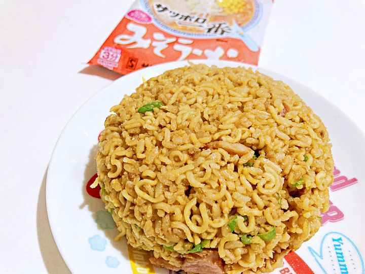 盛り付けたみそカレーチャーハン