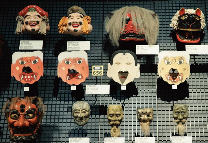 京都・太秦牛祭の面など日本各地の祭で使われる仮面が並ぶ。