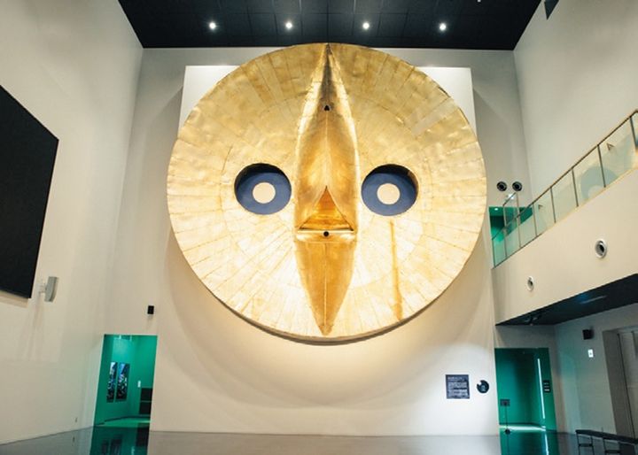 直径10.6mもある「黄金の顔」。