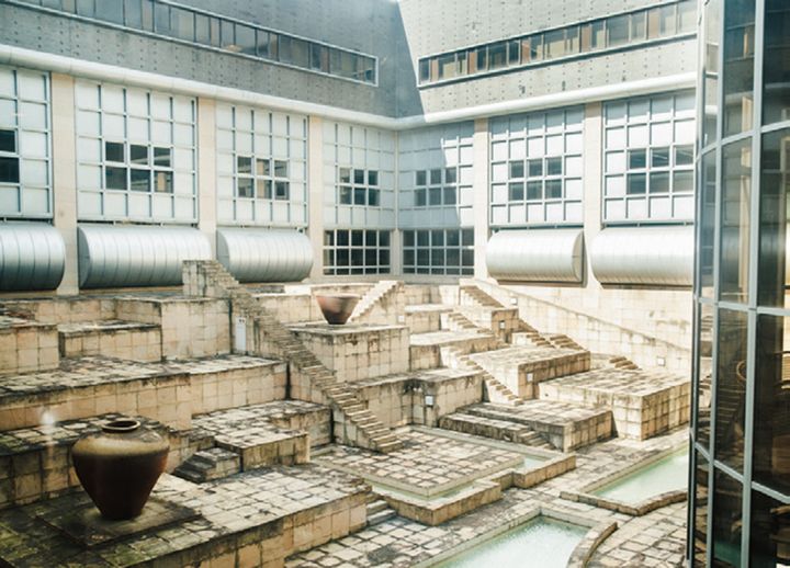 「未来の遺跡」と名付けられた中庭。