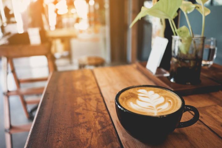 カフェのテーブル、ホットコーヒー