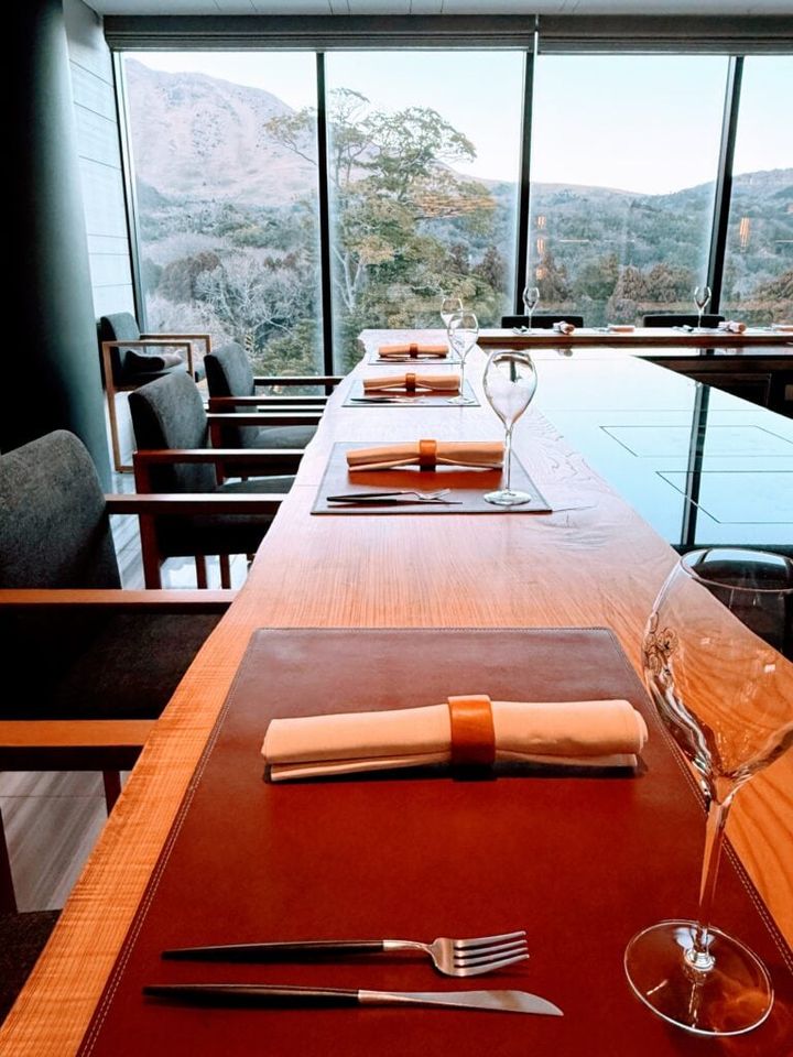 レストラン「アトリエ」のテーブル席