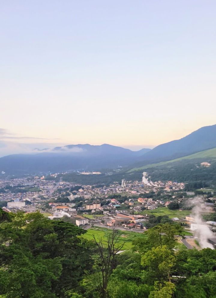 ANAインターコンチネンタル別府リゾート＆スパからの別府の街に上がる湯煙の景色（8月）