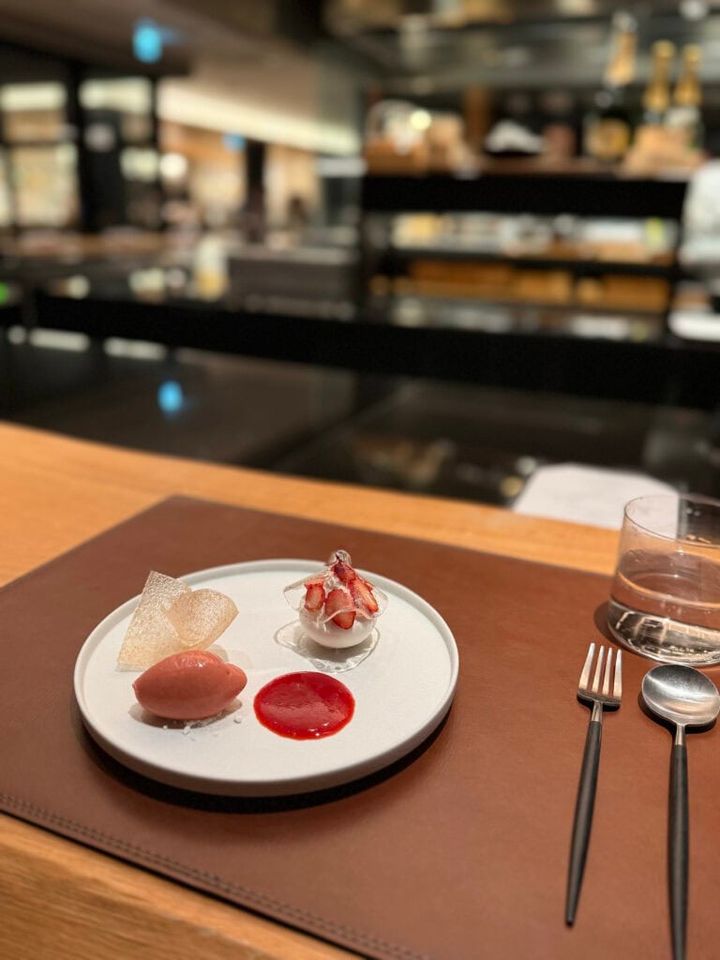 ディナーメニュー：デザート：シャンパンソルベ おおいたベリーツ