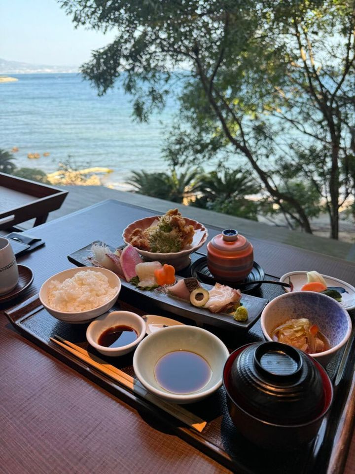 とり天刺し膳と窓から見える別府湾の景色