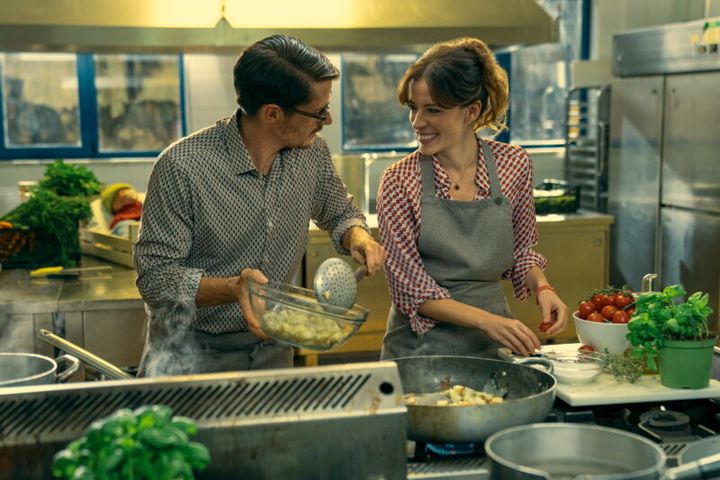 借金苦から令嬢を騙すも恋してしまい……。Netflix映画『ロマンスは嘘から始まって』独占配信中