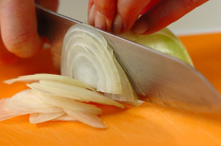 簡単！玉ねぎが美味しい オニオンスープ 大量消費にも by森岡 恵さんの下準備1