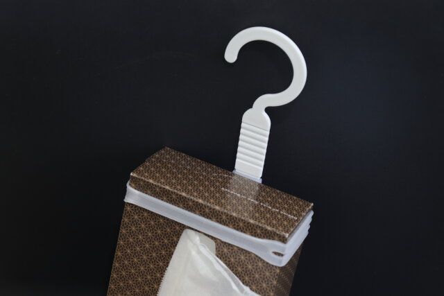 キャンドゥのティッシュBOXそのまま吊るせるフック シリコーンバンド付は浮かせる収納に便利