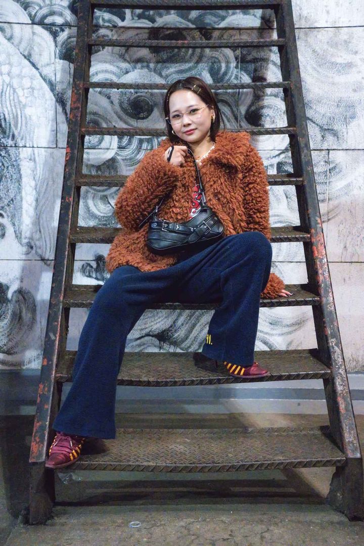 画像1: 女性らしいミュールタイプのシューズがポイント