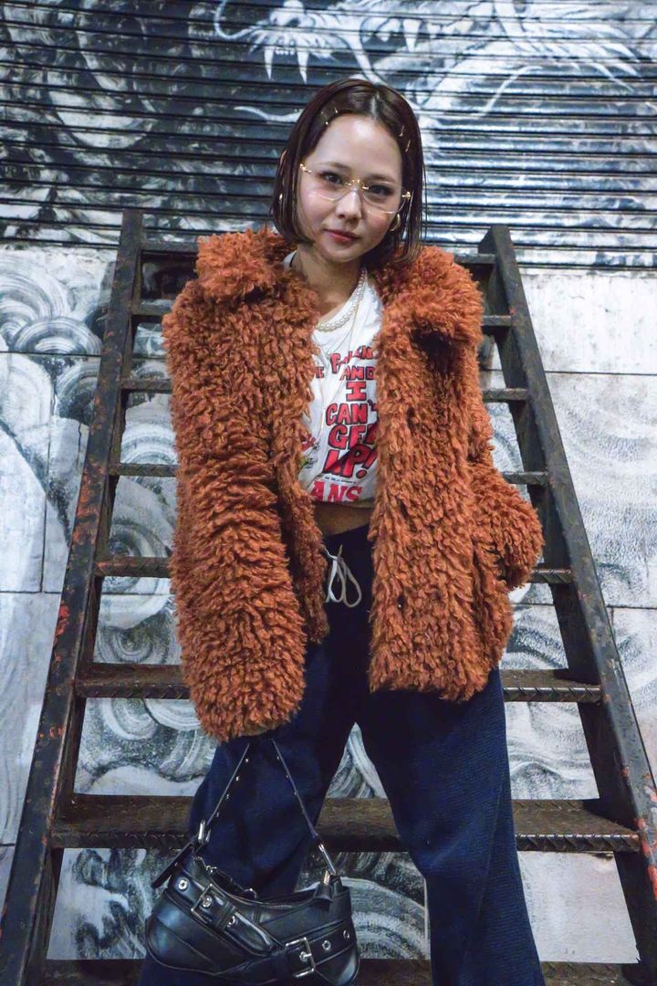 画像3: 女性らしいミュールタイプのシューズがポイント