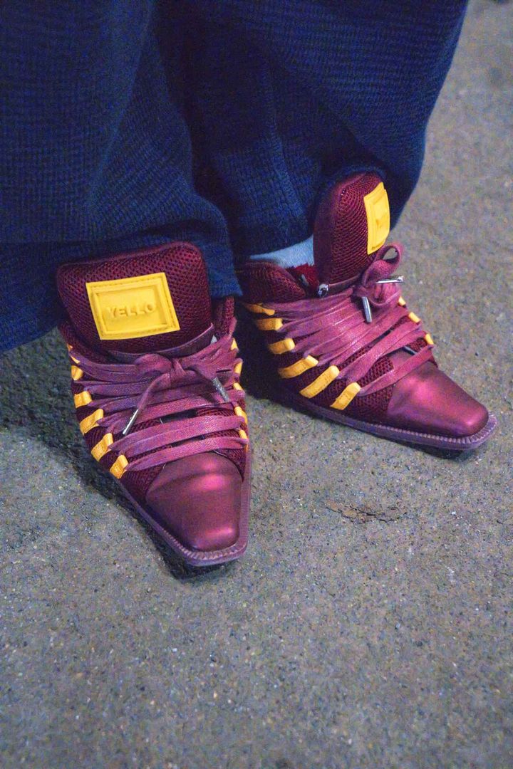 画像4: 女性らしいミュールタイプのシューズがポイント