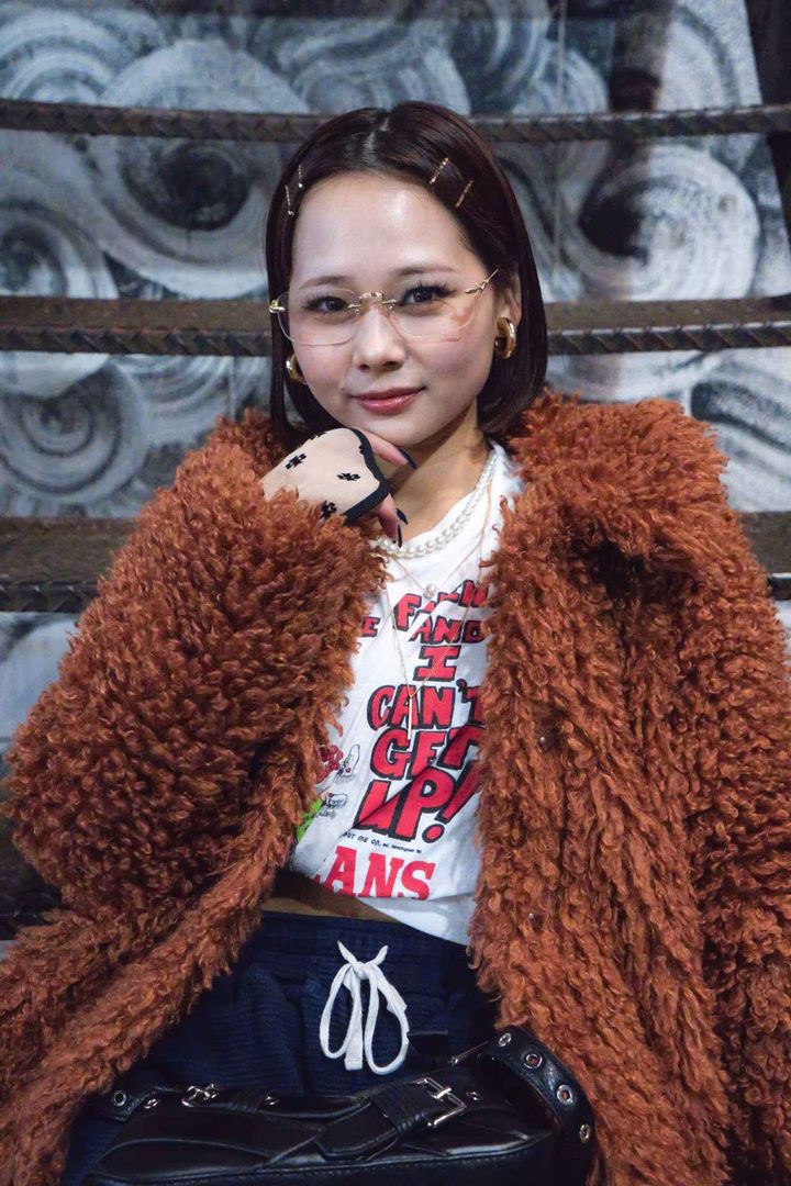 画像2: 女性らしいミュールタイプのシューズがポイント