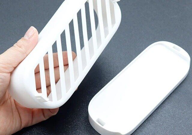 ダイソーの水きれできるスポンジ＆洗剤ホルダー1