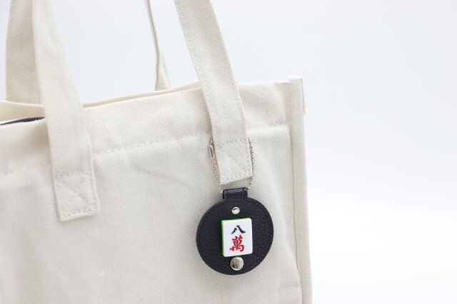 キャンドゥのキーホルダーみたいに使えるバッグに穴を開けずに取付ピンバッジホルダー