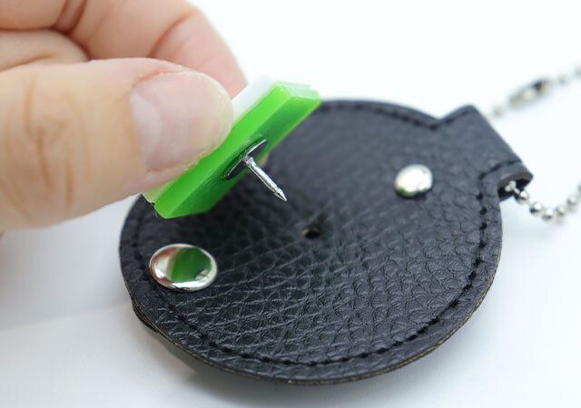 キャンドゥの持ち物を傷付けないバッグに穴を開けずに取付ピンバッジホルダー